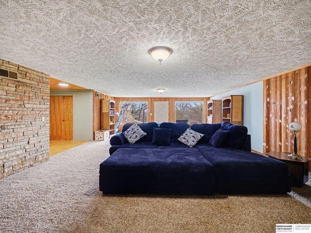 9660 N 29th Street, Omaha, NE 68112