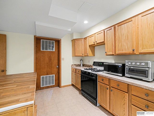 9660 N 29th Street, Omaha, NE 68112