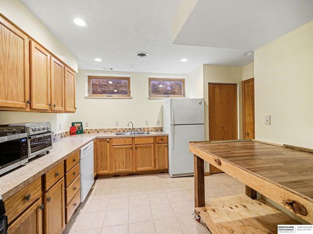 9660 N 29th Street, Omaha, NE 68112