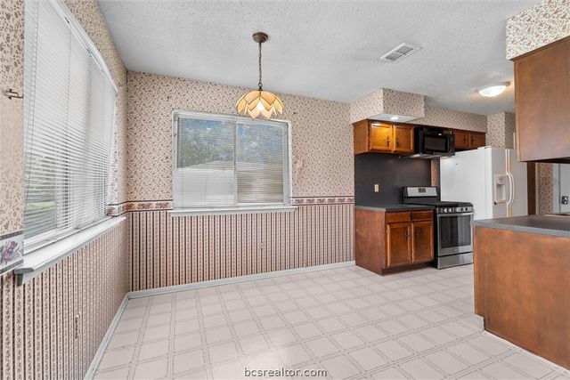 1201 Hawk Tree Drive, College Station, TX 77845