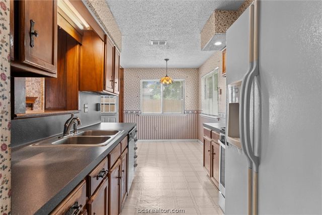 1201 Hawk Tree Drive, College Station, TX 77845