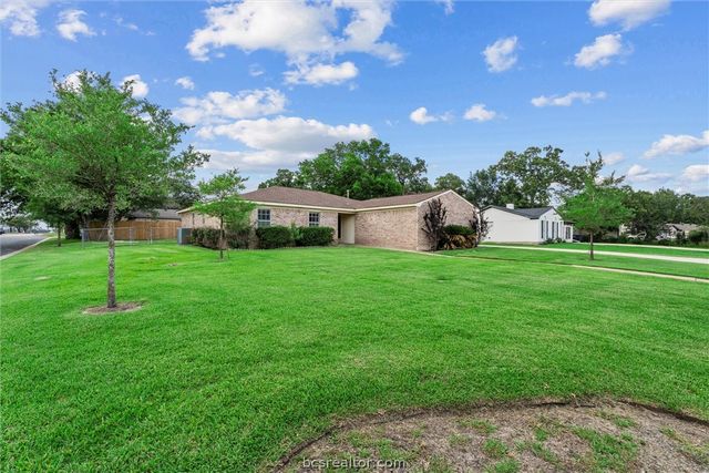 1201 Hawk Tree Drive, College Station, TX 77845