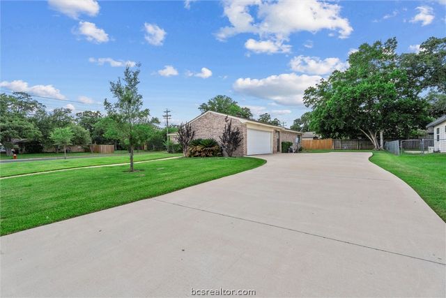 1201 Hawk Tree Drive, College Station, TX 77845