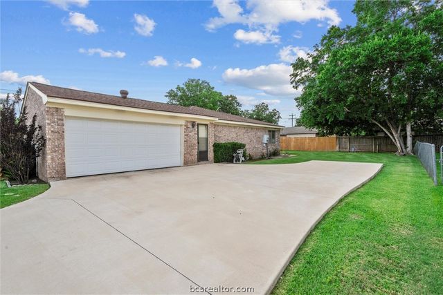 1201 Hawk Tree Drive, College Station, TX 77845