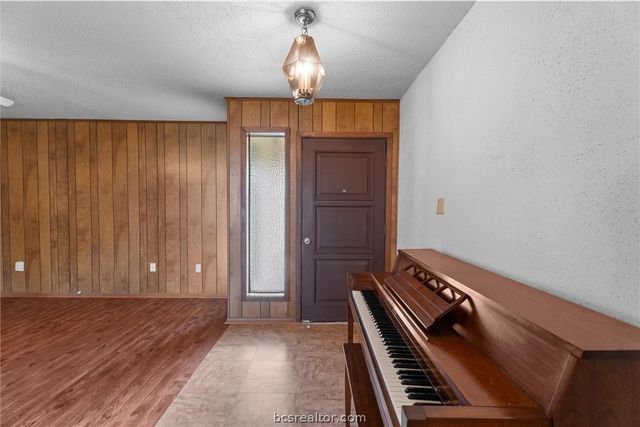 1201 Hawk Tree Drive, College Station, TX 77845