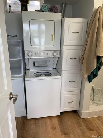 3895 Dorothy -- Walk-Out Apartment Lane, Waterford, MI 48329