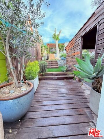 1274 West Boulevard, Los Angeles, CA 90019