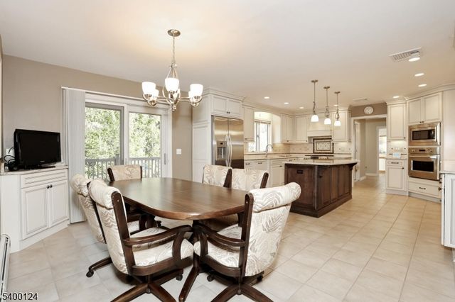 602 Mill Run, Paramus Boro, NJ 07652