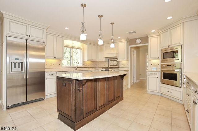 602 Mill Run, Paramus Boro, NJ 07652