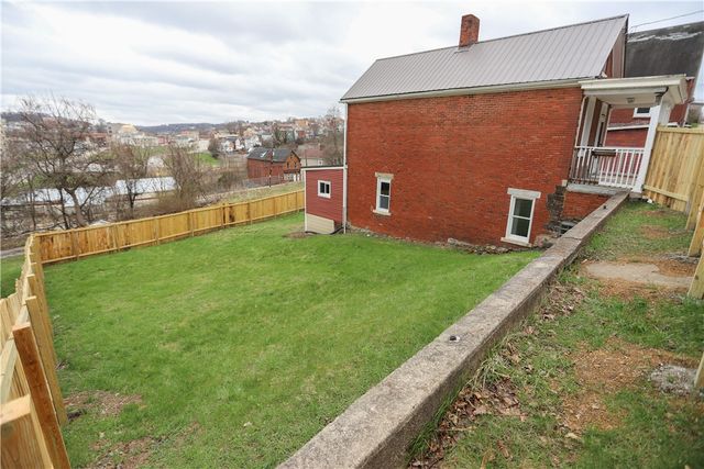 305 Chestnut St, Jeannette, PA 15644