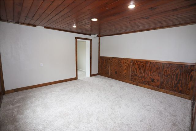 305 Chestnut St, Jeannette, PA 15644