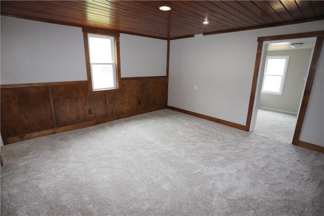 305 Chestnut St, Jeannette, PA 15644