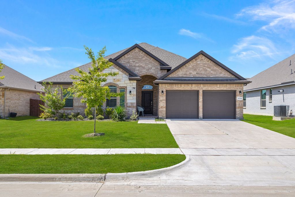 3711 Autumncrest Street, Grand Prairie, TX 76065
