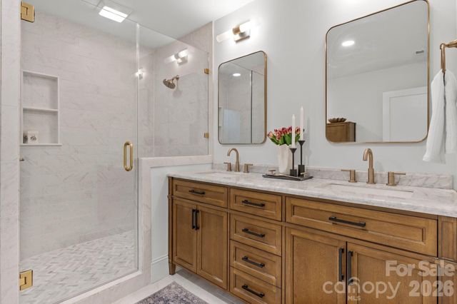 625 4th Street Drive NW, Hickory, NC 28601