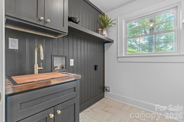 625 4th Street Drive NW, Hickory, NC 28601