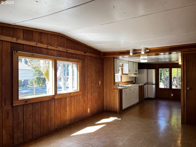 85141 Cedar Dr, Florence, OR 97439