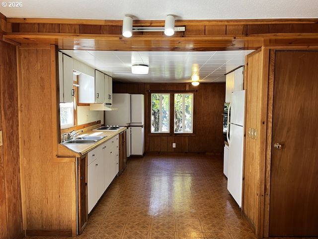 85141 Cedar Dr, Florence, OR 97439