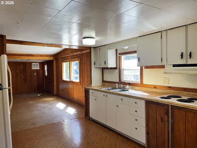 85141 Cedar Dr, Florence, OR 97439