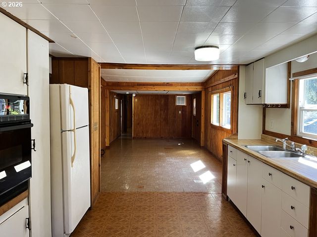 85141 Cedar Dr, Florence, OR 97439