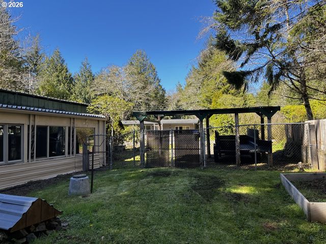 85141 Cedar Dr, Florence, OR 97439