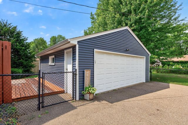 8326 Glenbrook Avenue S, Cottage Grove, MN 55016