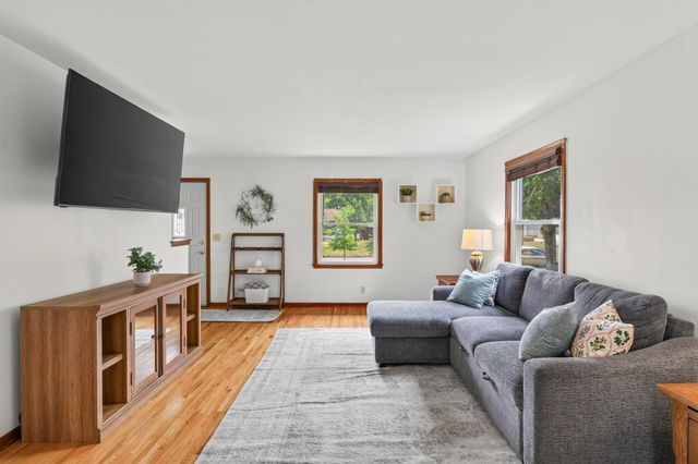 8326 Glenbrook Avenue S, Cottage Grove, MN 55016