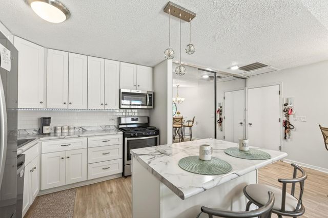 9601 Lonsdale Circle, Hopkins, MN 55305