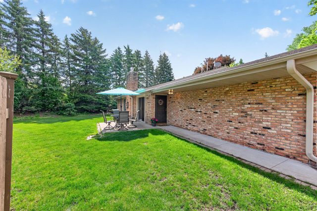 9601 Lonsdale Circle, Hopkins, MN 55305