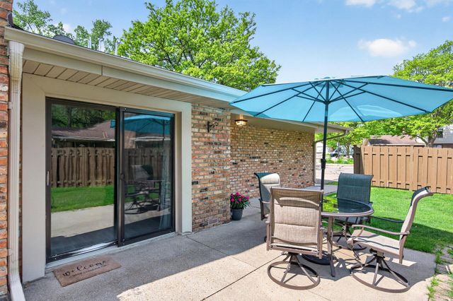 9601 Lonsdale Circle, Hopkins, MN 55305