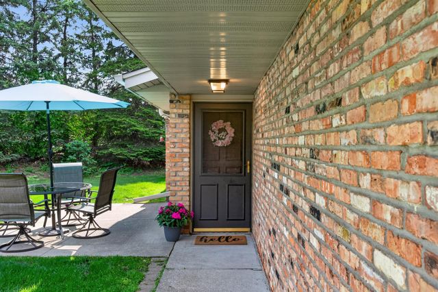 9601 Lonsdale Circle, Hopkins, MN 55305