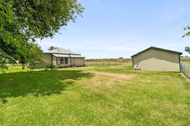 1122 N Avenue A, Freeport, TX 77541