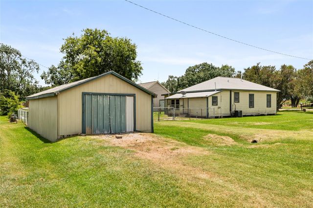 1122 N Avenue A, Freeport, TX 77541