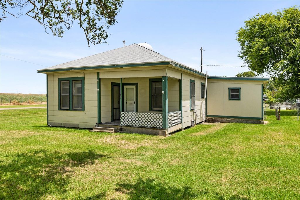 1122 N Avenue A, Freeport, TX 77541