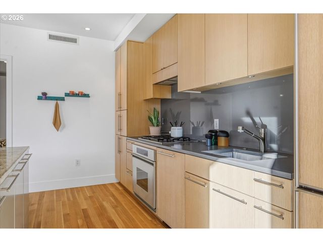 937 Nw GLISAN St 435, Portland, OR 97209