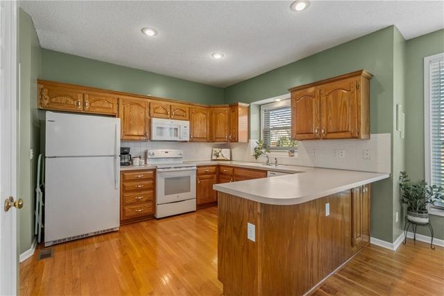 21610 W 49th Street, Shawnee, KS 66226