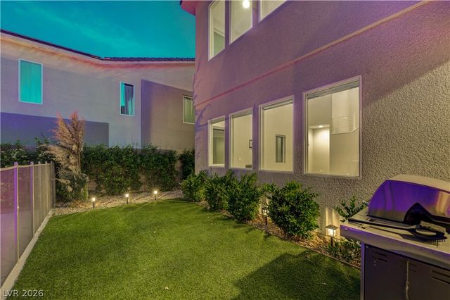 32 Vista Outlook Street, Henderson, NV 89011