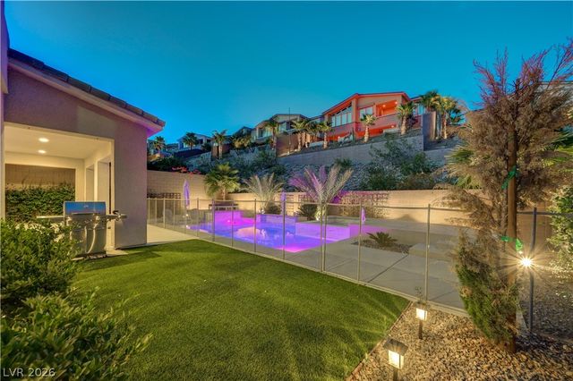 32 Vista Outlook Street, Henderson, NV 89011
