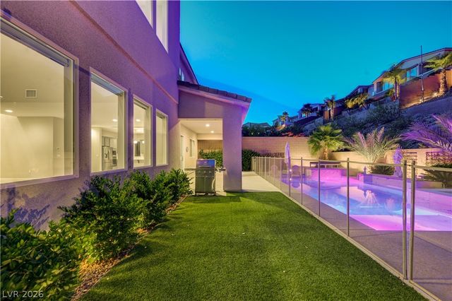 32 Vista Outlook Street, Henderson, NV 89011