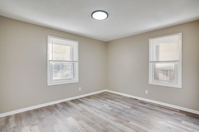 1033 S Waverly St, Wichita, KS 67218