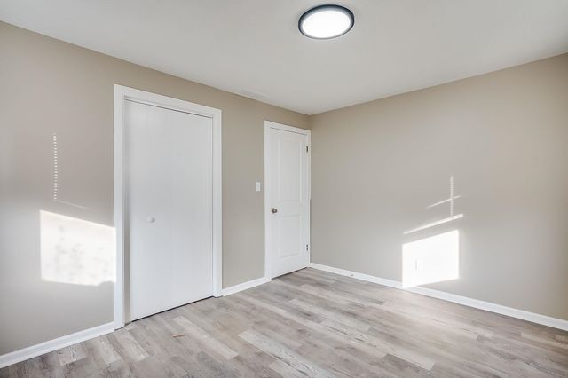 1033 S Waverly St, Wichita, KS 67218