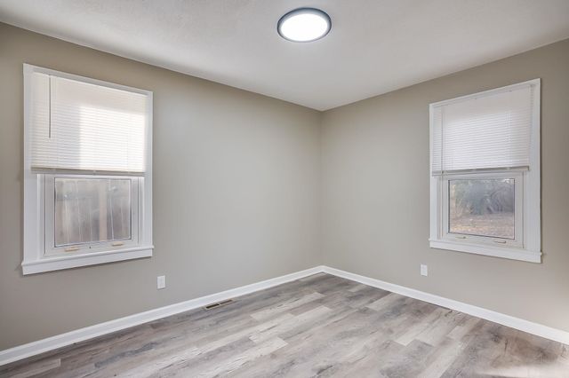 1033 S Waverly St, Wichita, KS 67218