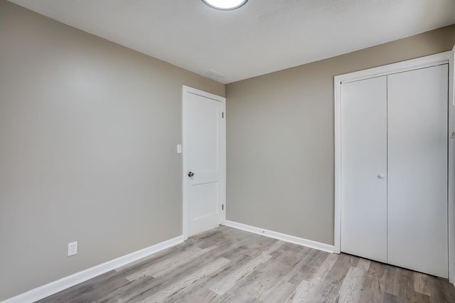 1033 S Waverly St, Wichita, KS 67218