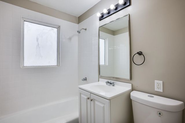 1033 S Waverly St, Wichita, KS 67218