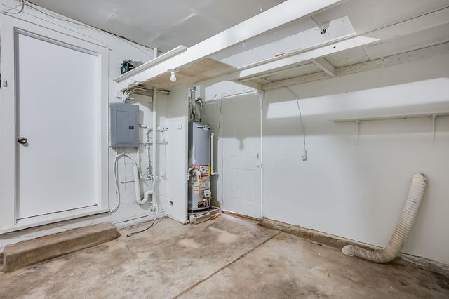 1033 S Waverly St, Wichita, KS 67218