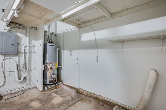 1033 S Waverly St, Wichita, KS 67218