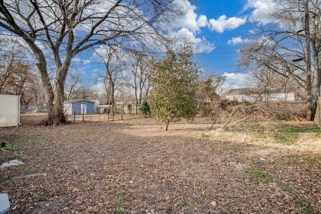 1033 S Waverly St, Wichita, KS 67218