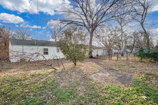 1033 S Waverly St, Wichita, KS 67218