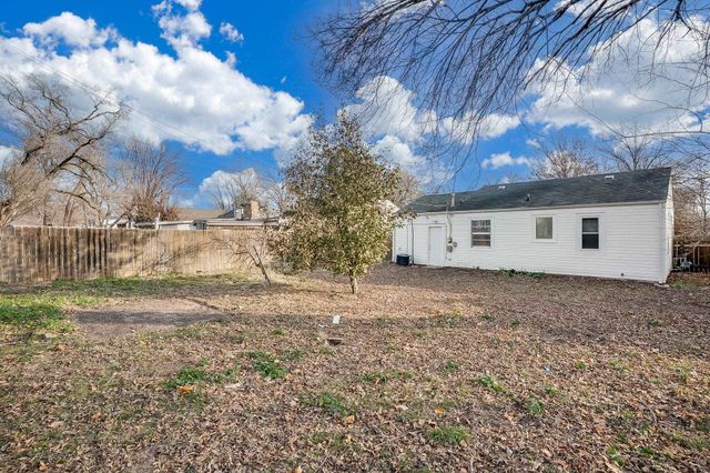 1033 S Waverly St, Wichita, KS 67218