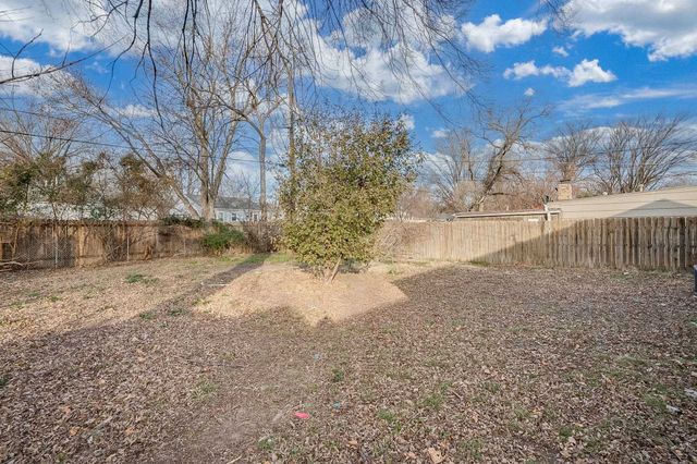 1033 S Waverly St, Wichita, KS 67218