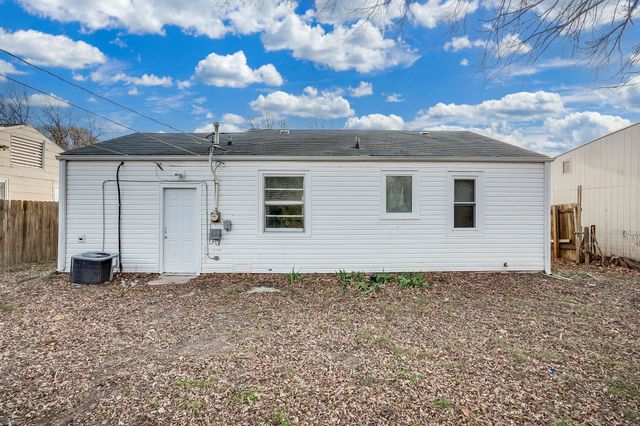 1033 S Waverly St, Wichita, KS 67218
